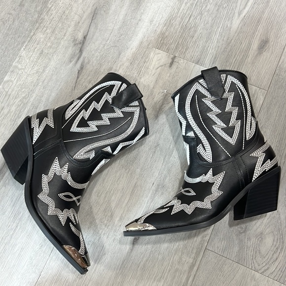 Billini Utari Western Ankle Boot - Picture 3 of 8